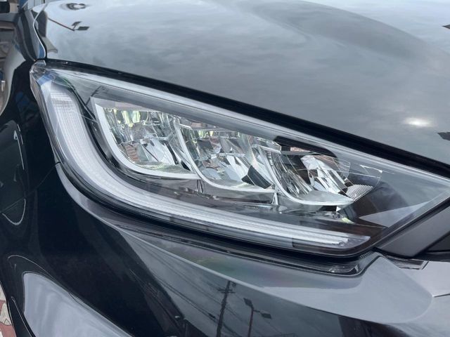 【LEDヘッドライト】悪天候や夜間走行時も良好な視界を確保し安心して運転できる高輝度LEDヘッドライトを装備！点灯速度が早く、消費電力も抑えられています。