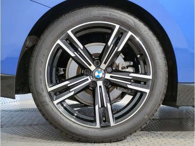 BMWの純正アロイホイールは軽量かつ強度にも優れているホイールで走行性能を引き上げる設計になっております。足元にもBMWは妥協がなくこだわっている個所になります。