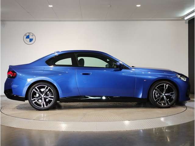 BMWでは重量配分にもこだわりがあり、FRモデルでは50：50とFFモデルでも60：40と前後の重量バランスにこだわり、軽快なハンドリングを実現しております。