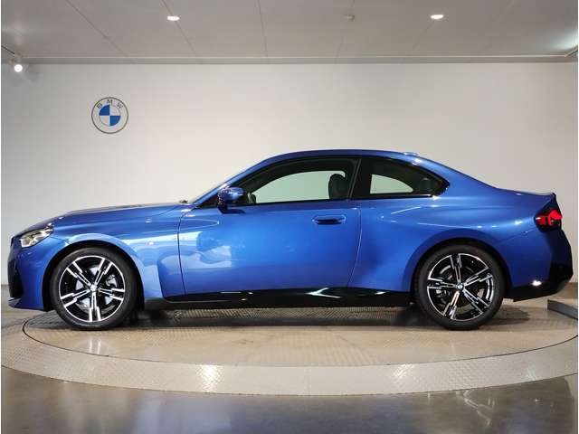 BMWではロングホイールベースの採用をしており、すべての車種に適用され、走行中の安定感の向上されております。また室内空間の広さにも貢献しております。