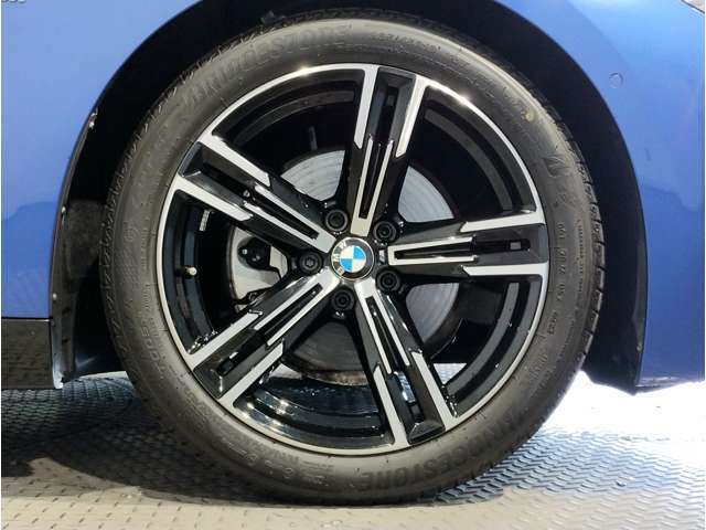 BMWの純正アロイホイールは軽量かつ強度にも優れているホイールで走行性能を引き上げる設計になっております。足元にもBMWは妥協がなくこだわっている個所になります。