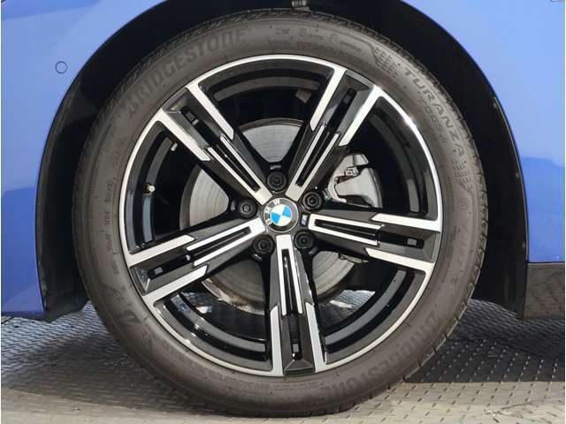 BMWの純正アロイホイールは軽量かつ強度にも優れているホイールで走行性能を引き上げる設計になっております。足元にもBMWは妥協がなくこだわっている個所になります。