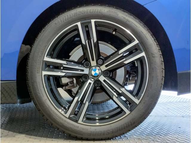 BMWの純正アロイホイールは軽量かつ強度にも優れているホイールで走行性能を引き上げる設計になっております。足元にもBMWは妥協がなくこだわっている個所になります。