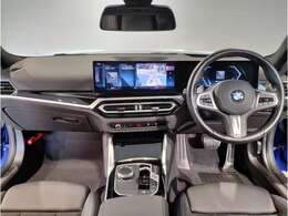 BMWの運転席はドライバーオリエンテッドという構造を採用。ドライバー目線の操作がしやすい設計になっており、ドライブ中にも目線の移動が少なく運転中にも簡単に操作ができます。