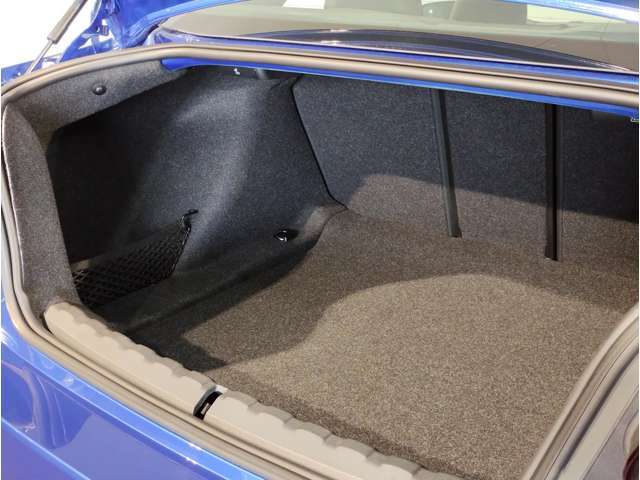 BMWではスペアタイヤが非搭載となるため、スペースは拡大されており、収納スペースとして利用可能。トランクの下にも収納スペースがあり、意外と役に立つスペースでございます。
