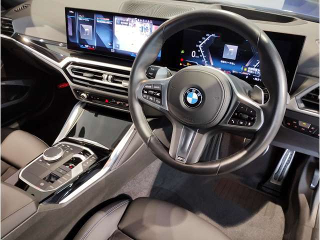 BMWの運転席はドライバーオリエンテッドという構造を採用。ドライバー目線の操作がしやすい設計になっており、ドライブ中にも目線の移動が少なく運転中にも簡単に操作ができます。