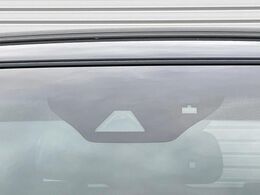 【プリクラッシュセーフティ】前方の車両等を検知し、衝突しそうな時は警報で注意を促し、ブレーキを踏む力をサポート。ブレーキを踏めなかった場合は衝突被害軽減ブレーキが作動、衝突回避をサポートします。