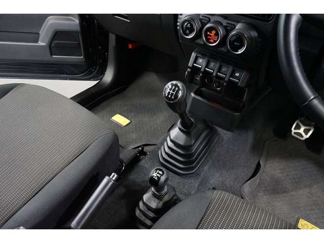 5速ミッションのお車となっています。車速や道路状況に応じてシフトレバーとクラッチを操作するため車との一体感を味わいながら走ることができるのが最大のメリットです。こだわりの1台を求めている方におすすめ！