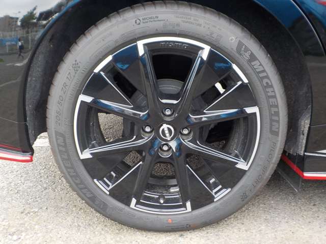 足元を引き締める純正アルミホイ-ル付きです。　　タイヤサイズは、205/50ZR17です。