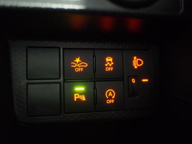 運転席右側のスイッチパネル。スマートアシストや前後コーナーセンサー等の安全機能のスイッチが並んでいます。