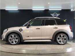 MINIは歴史的なレース【モンテカルロラリー】で2度の優勝！！規定違反による失格も含めれば3度の優勝を誇るれっきとしたレーシングカーです！