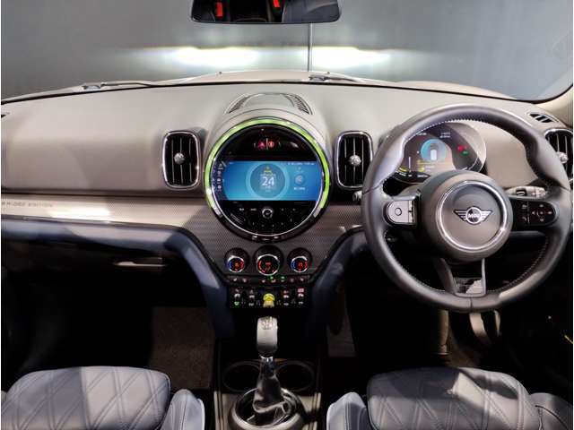 【機能的なコントロール・パネル】ドライバーがより直感的に操作できる様、コントローラーとスイッチ類を統合。きわめて高度な機能性と快適な操作フィーリングを実現しました☆