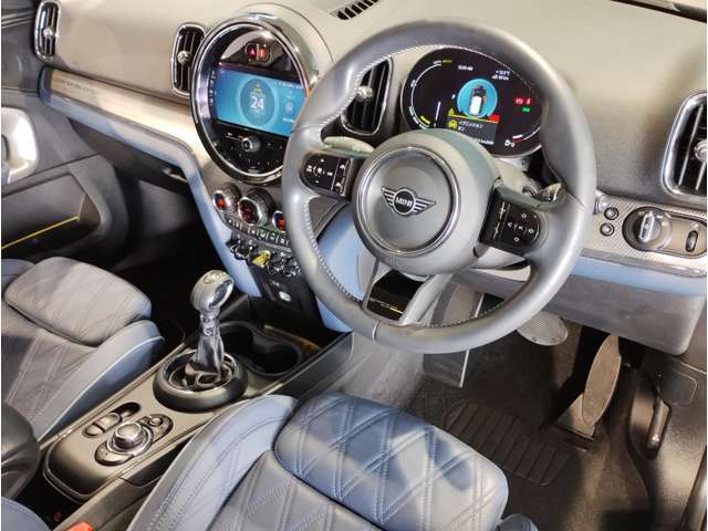 【機能的なコントロール・パネル】ドライバーがより直感的に操作できる様、コントローラーとスイッチ類を統合。きわめて高度な機能性と快適な操作フィーリングを実現しました☆