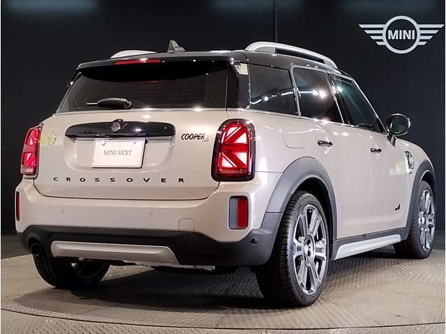 トランクルームにはカバーが付いており。目隠しや盗難防止などの効果が御座います。