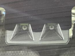 【スマートアシスト】走行中に前方の車両等を認識し、衝突しそうな時は警報とブレーキで衝突回避と被害軽減をアシスト。より安全にドライブをお楽しみいただけます。