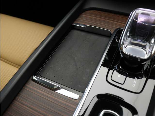 対応機種のスマートフォンを、トンネルコンソールの下のラバープレートに置いておくだけで充電可能。センターディスプレイの機能ビューを使用して、充電プレートのオンとオフを切り替えることができます。