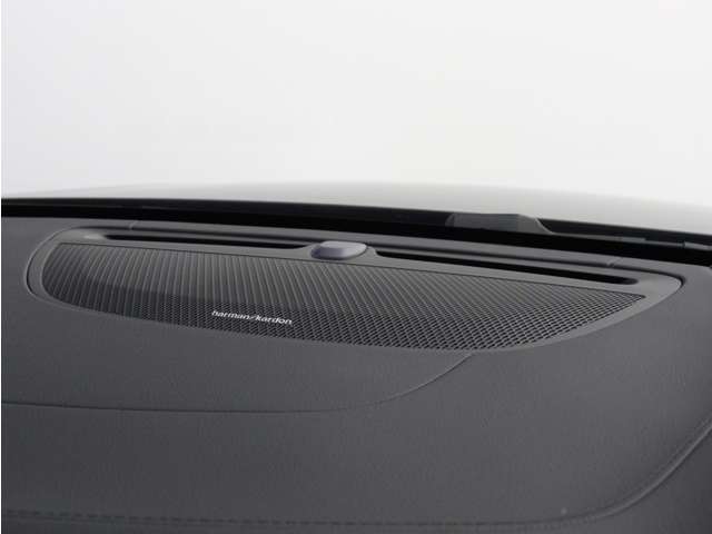 【harman/kardon】世界のオーディオファン垂涎のプレミアムサウンドシステムを搭載。原音に近い音場空間を忠実に再現。乗る人すべてに最良の音響体験を提供します。