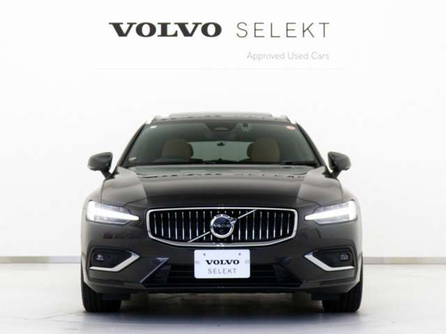 簡潔なラインと明確な意図をもって形作られたV60の外観は、伝統的なスカンジナビアンデザインそのものです。躍動感に溢れ優雅な雰囲気を持ち、細部に至るまで気を配られたその姿には確かな自信が映し出されます。