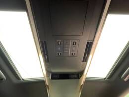 【左右独立ムーンルーフ】2列目左右席にそれぞれ配置されたガラスルーフ！日差しに合わせて片側だけシェードを閉めることも可能です！