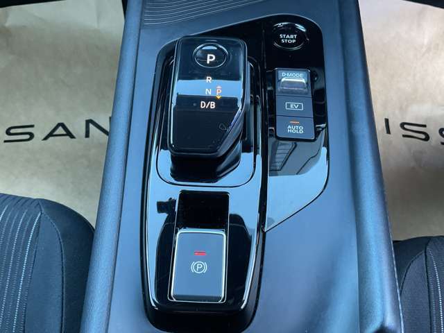 電動パーキングブレーキです。ブレーキペダルを踏み込み、Pスイッチを引き上げると作動、押し下げると解除されます。オートフォールド＆USBも付いてます。