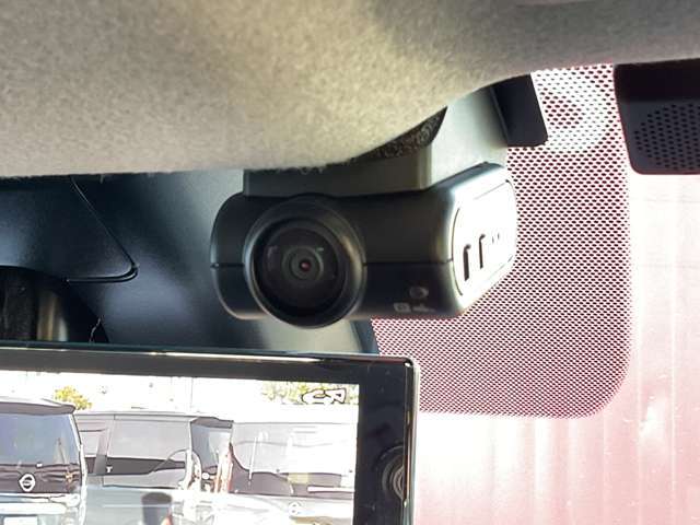 日産オリジナルドライブレコーダー（フロント＋室内）搭載しております。車室内カメラで車内および車側面を撮影。走行中の幅寄せ対策や後方撮影にも対応しております。