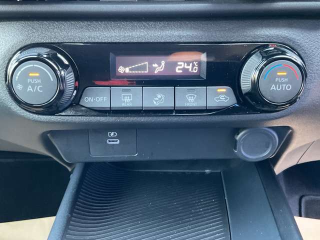 オートエアコンです。温度設定だけであとは自動で風量・温度を調節します。ドライブを快適なものにします。