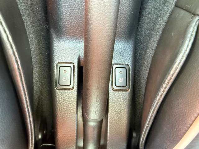 運転席、助手席にはシートヒーターが付いてます！寒いときは直ぐにポカポカ！