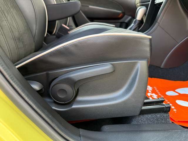 運転席はシートリフターが付いているので、その人に合ったポジションに設定出来ます！