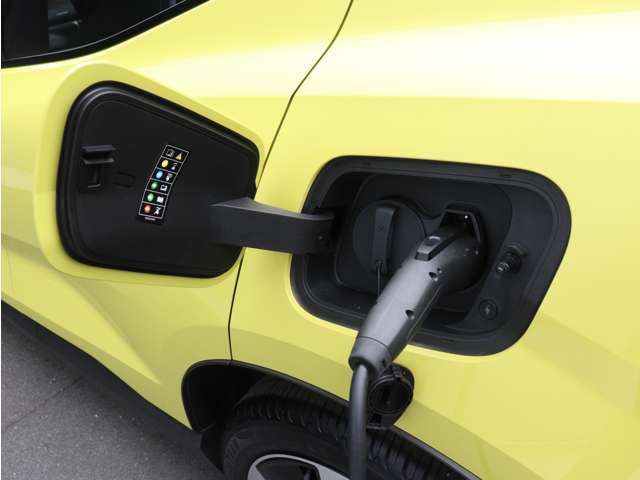 コンセントタイプ(3kW)やウォールボックスタイプ(6kW)の充電器を用いて、ご自宅で簡単充電。一般的な家庭用の200V交流充電ケーブルで1時間あたり7～14kmを走行できる電力を充電できます。
