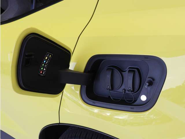 急速充電は、商業施設など外出先の公共の充電ステーションでご利用いただけます。CHAdeMO規格に準拠した150kWの急速充電器を使用した場合、充電率10％から80％まで、約32分で充電できます。