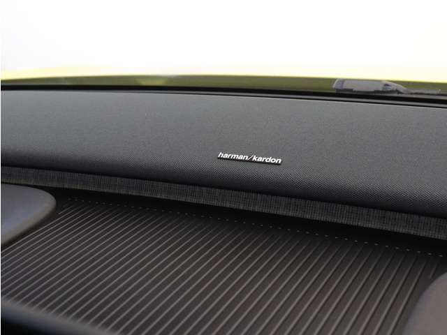 【harman/kardon】5つのスピーカーを内蔵したサウンドバーにより、ドライバーを包み込む音場を実現しました。また、洗練されたミニマルデザインは、キャビンをスタイリッシュに彩ります。