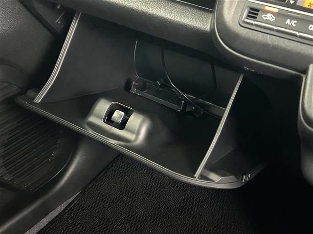 【グローブボックス】『グローブボックス』の画像になります。車検証ケースや日頃使う小物類の収納に便利ですね！