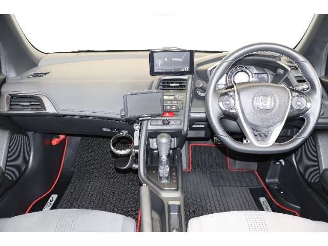 操作性に優れた運転席となります！小物入れや各ボタンの配置にこだわり、使いやすいです！座り心地もよく視認性も良好なのでロングドライブもお任せ下さい！