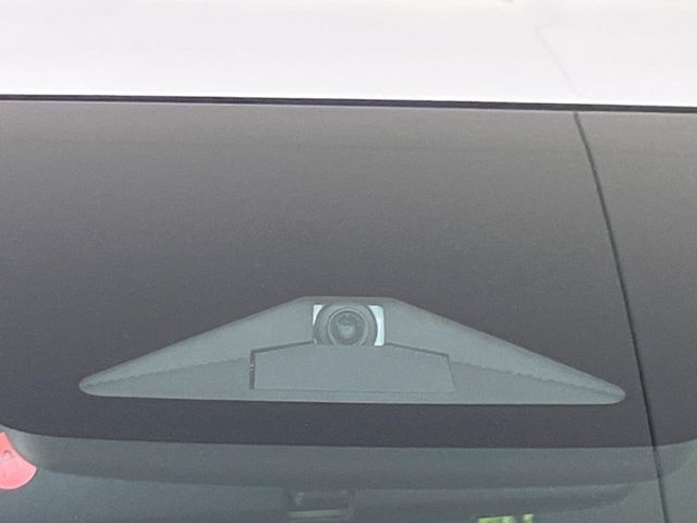 【ホンダセンシング】走行中に前方の車両等を認識し、衝突しそうな時は警報とブレーキで衝突回避と被害軽減をアシスト。より安全にドライブをお楽しみいただけます。