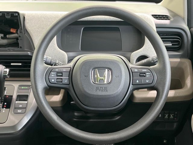 インテリアに合わせたデザインのステアリングは、運転される方のことも考え、運転しやすい形状、大きさです。是非一度、実際に触ってお確かめください。