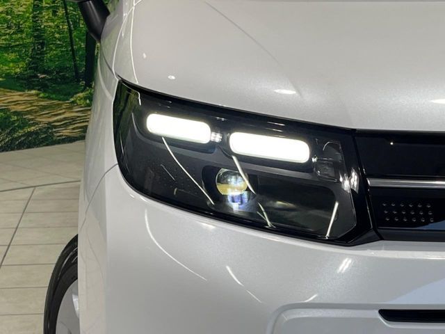 【LEDヘッドライト】悪天候や夜間走行時も良好な視界を確保し安心して運転できる高輝度LEDヘッドライトを装備！点灯速度が早く、消費電力も抑えられています。