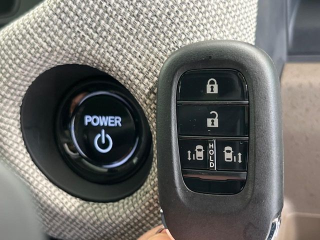 【Hondaスマートキー】カバンやポケットに入れたままでもドアの施錠・解錠が可能なスマートキーを装備。エンジンのオン・オフ時もカギを取り出す必要が無いからとっても便利です♪