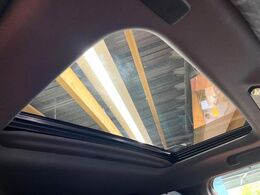 【サンルーフ】開放感たっぷりの希少装備、サンルーフが装着されています！車内に明かりを取り入れたり景色を楽しむ以外にも、車内の空気も簡単に換気できて快適です！