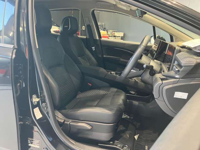運転席、助手席です。座面も広くゆったりと座れてアームレストも付いているので重宝します。