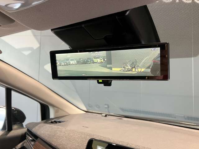 車両後方のカメラ映像をミラー面に投影します。社内の状況や天候に左右されずいつでもクリアな後方視界が得られます。
