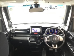 開放感のある運転席まわり！　運転席からの視界は良好です！！