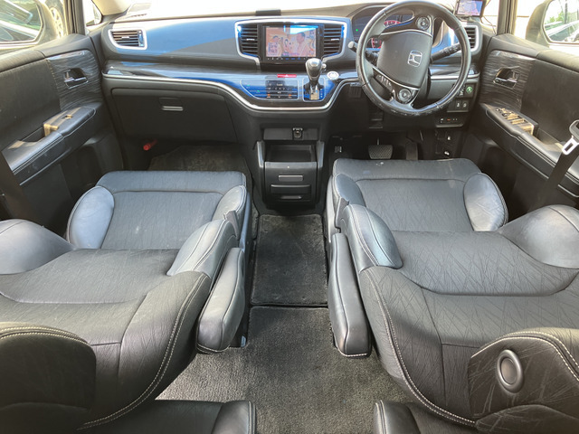 カーズ大阪では中古車販売をメインに各種保険の取扱、板金修理まで幅広く対応しています。中古車販売は全国どこでも対応可能！遠方の方でも安心して買ってもらえるような取り組み・工夫を行なっています。