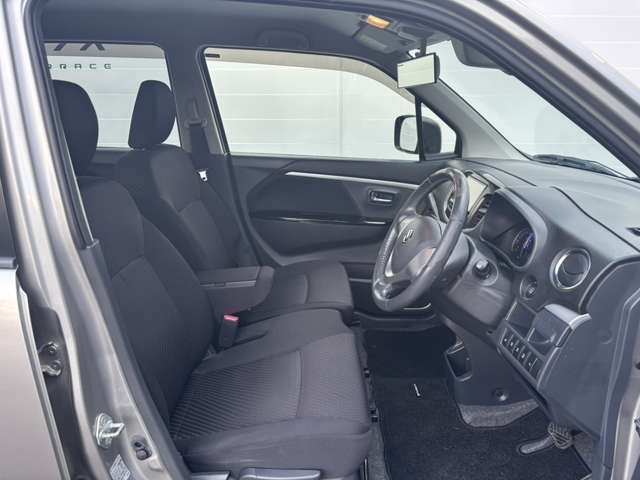 【運転席】座り心地が良いシートなので長時間の運転でも快適にお過ごしいただけます。新品のフロアマットのご注文も可能です。掲載箇所以外にご希望の写真がございましたらお気軽にお問い合わせ下さい。