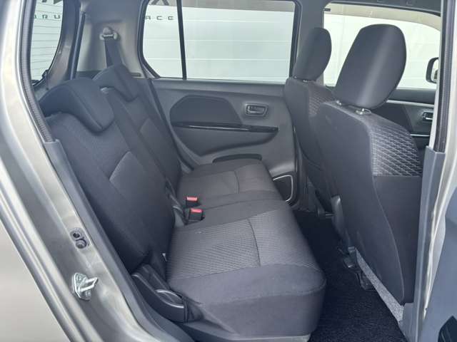 後席【内装インテリア】現車の確認はお電話で在庫のご確認の上、是非ご来店くださいませ！ご来店の難しい方は店舗スタッフがお電話やメールで詳細をお答えさせて頂きます。