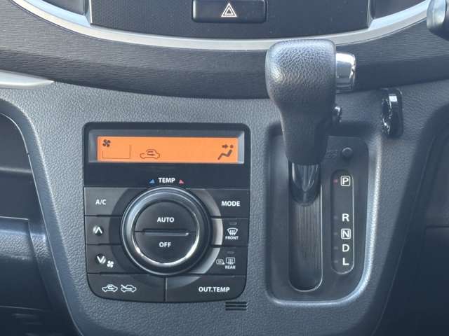 【オートエアコン】車内温度を感知して自動で温度調整が可能！いつでも快適な車内空間を創り上げます♪