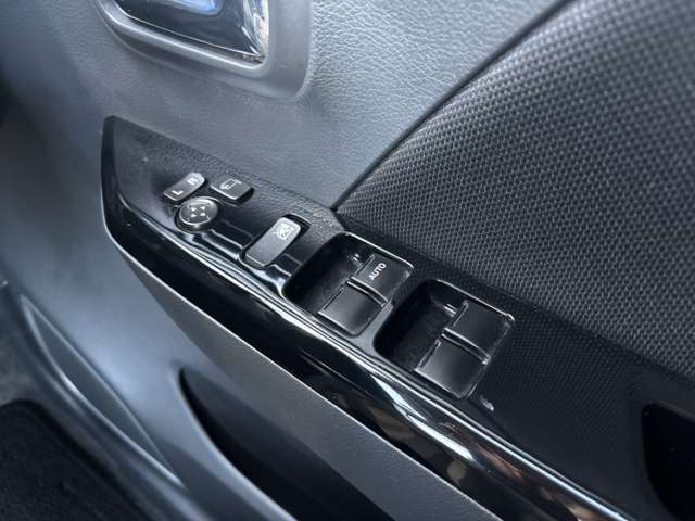 【パワーウインドウ】窓はボタンひとつで楽々開閉♪