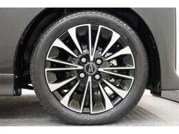 ラグジュアリーな純正アルミホイールでどこまでも出かけたくなりますね！