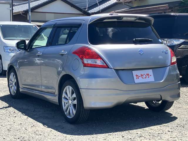 当社のこだわりとして、展示前にはシートやフロアマットまではずして、洗浄、除菌を行います！手間がかかりますが、車内の臭い、汚れもとれますので、気持ちよくお乗りいただけます！