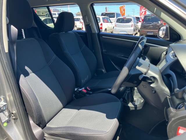 当社のこだわりとして、展示前にはシートやフロアマットまではずして、洗浄、除菌を行います！手間がかかりますが、車内の臭い、汚れもとれますので、気持ちよくお乗りいただけます！