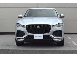 F-PACEの造形は空気抵抗を最小限に抑えるエアロダイナミクスを追求したもので、加速時にその真価を発揮します。この造形美は空気力学による徹底したモデリングの成果として生まれたものです。